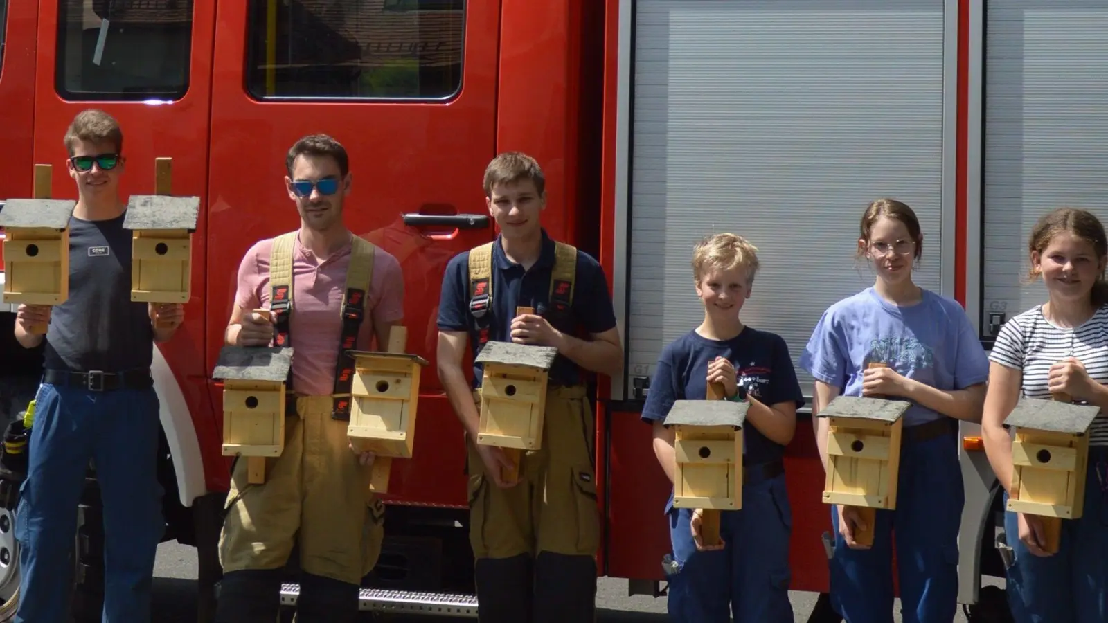 Maximilian Sladky (von links), Jugendwart Sebastian Rosnitschek, Thomas Beimler, Leonie Würner, Emma Peter und Sina Burkhard schafften Brutplätze für Vögel. (Bild: Jugendfeuerwehr Tirschenreuth/exb)