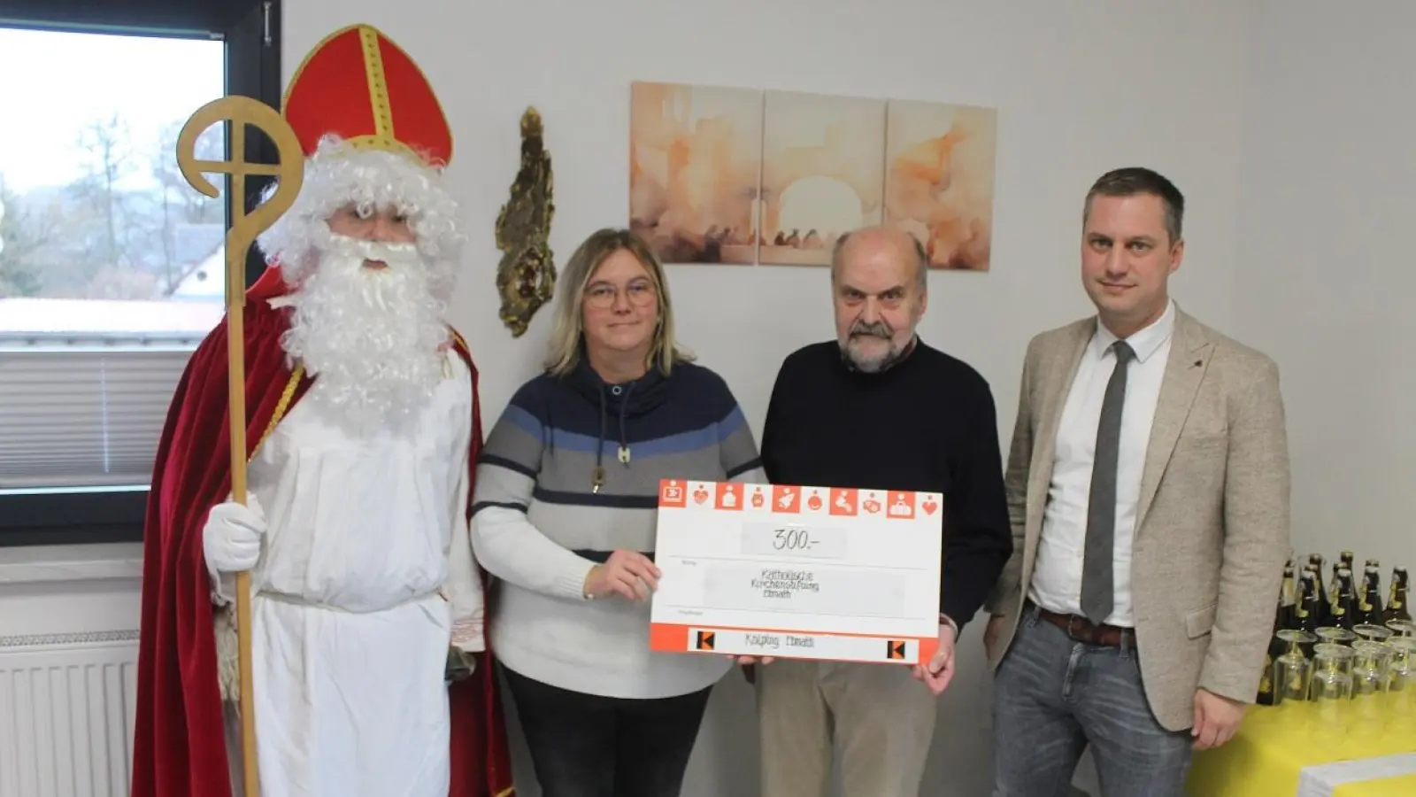 Bild zeigt von links: Nikolaus/Kirchenpfleger Stefan Kausler, Sandra Schmelber von der Kolpingsfamilie, Rudolf Rubenbauer von der Kirchenverwaltung und Bürgermeister Wolfgang Söllner (Bild: Josef Söllner)