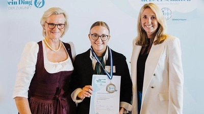 Anna-Lina Leupold mit Urkunde und Medaille des 2. Platzes. Es gratulierten DEHOGA-Vizepräsidentin Angela Inselkammer (links) und Kultusministerin Anna Stolz (rechts). (Bild: Inge Gebert)
