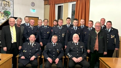 Die geehrten Feuerwehrleute mit stellvertr. Landrat Günter Kopp, Bürgermeister Wolfgang Braun, Bürgermeister Toni Dutz, Kreisbrandrat Stefan Gleißner, Kreisbrandinspektor Wolfgang Wedlich und Kreisbrandmeister Florian Trießl. (Bild: Sabine Saller)