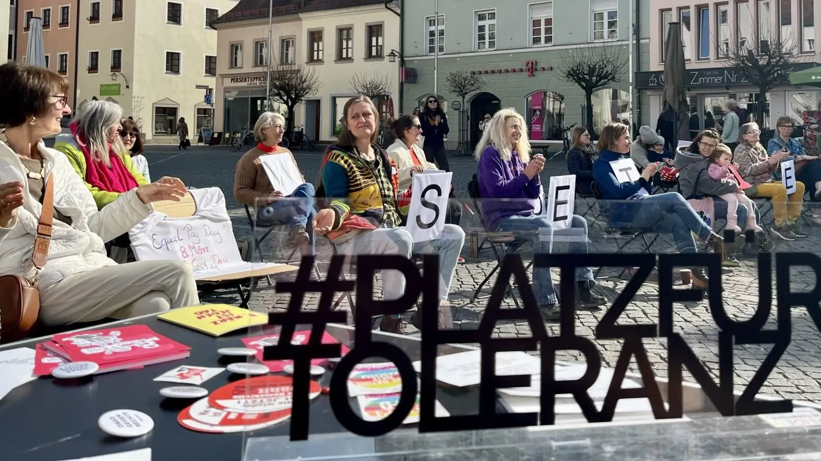 Aktion zum „Internationalen Frauentag” in Weiden.  (Bild: Hilde Lindner-Hausner )