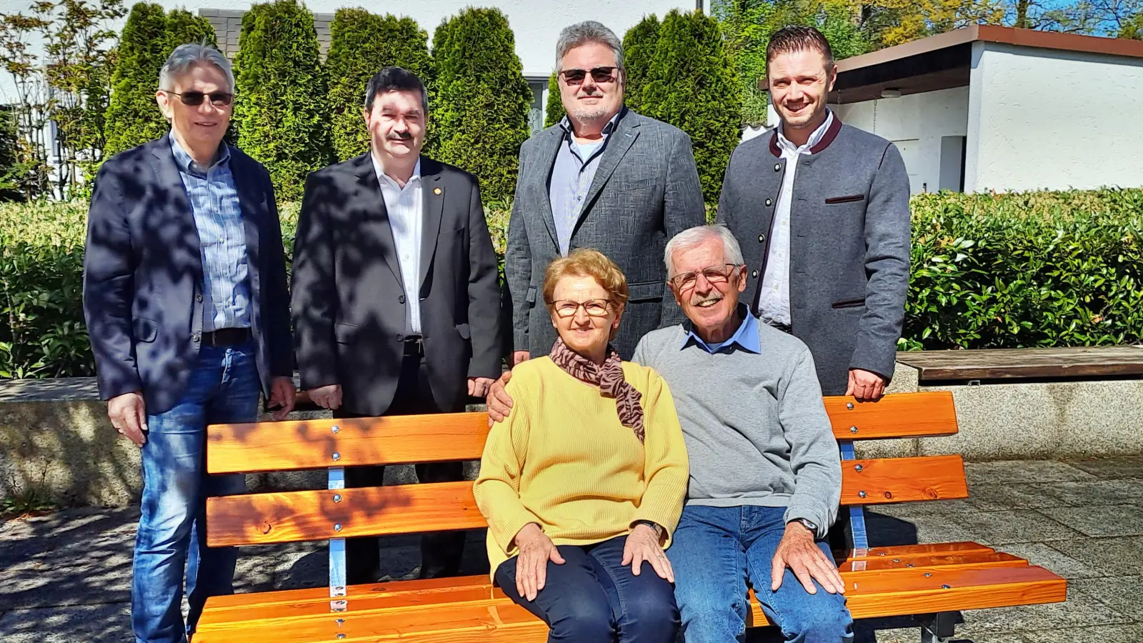 Lisa und Klaus Schmalzreich genießen sitzend „ihr” Ruhebankl. Karl Balk, Helmut Grünbauer, Walther Piehler und Bürgermeister Ernst Lenk (von links) freuen sich bei der Übergabe. <br> (Bild: Karl Balk/exb)