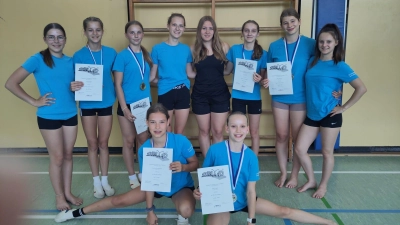 Hinten vl: Leni Härtl, Emma Walz, Maria Günzl, Myriam Spörer, Jana Fuchs, Lilli Fuchs, Jalia Menner, Alina Spies <br>vorne vl.: Emma Fleischmann und Nele Jäger (Bild: Beate Kellner)