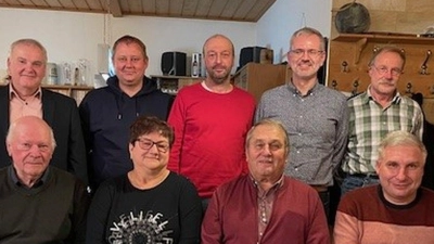 Der Vorstand der Jagdangliederungsgenossenschaft Witzlasreuth mit Jagdvorsteher Stefan König (Zweiter von rechts, stehend), Revierförster Wolfgang Schödel (stehend, rechts) und Bürgermeister Günter Kopp (stehend, links). (Bild: Gemeinde Kulmain/exb)