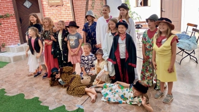 Die ganze Kindergruppe beim „Verkleidungsspiel“ (Bild: Norbert Altmann)