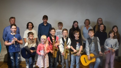Gemeinschaftsfoto der Musikschüler mit ihren Ausbildern  (Bild: Christian Witt)