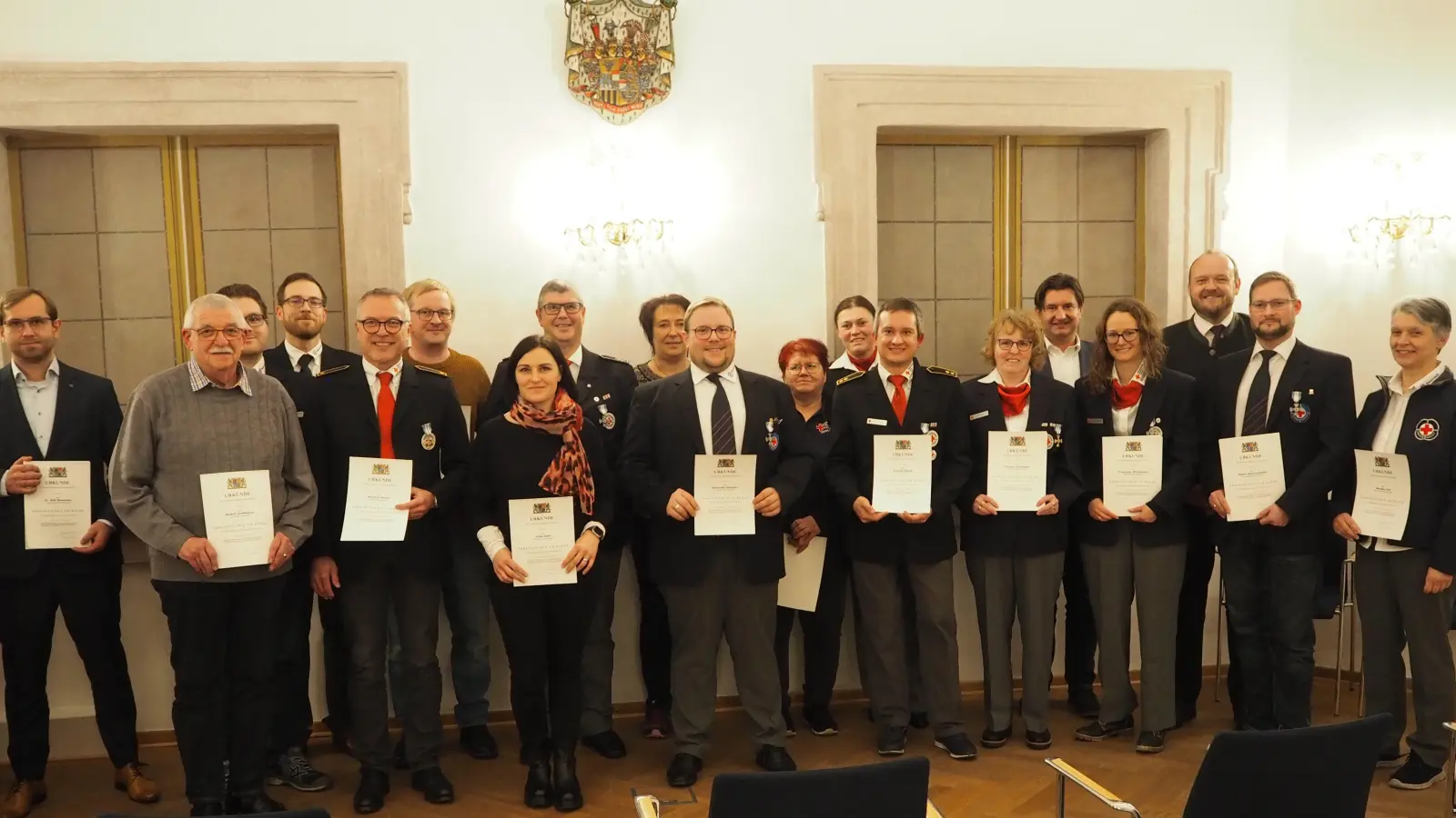 Diese Mitglieder dürfen sich über ein Ehrenzeichen und eine Urkunde freuen. Sie leisten seit 25 oder 40 Jahren ehrenamtlichen Dienst beim BRK. (Bild: krb)