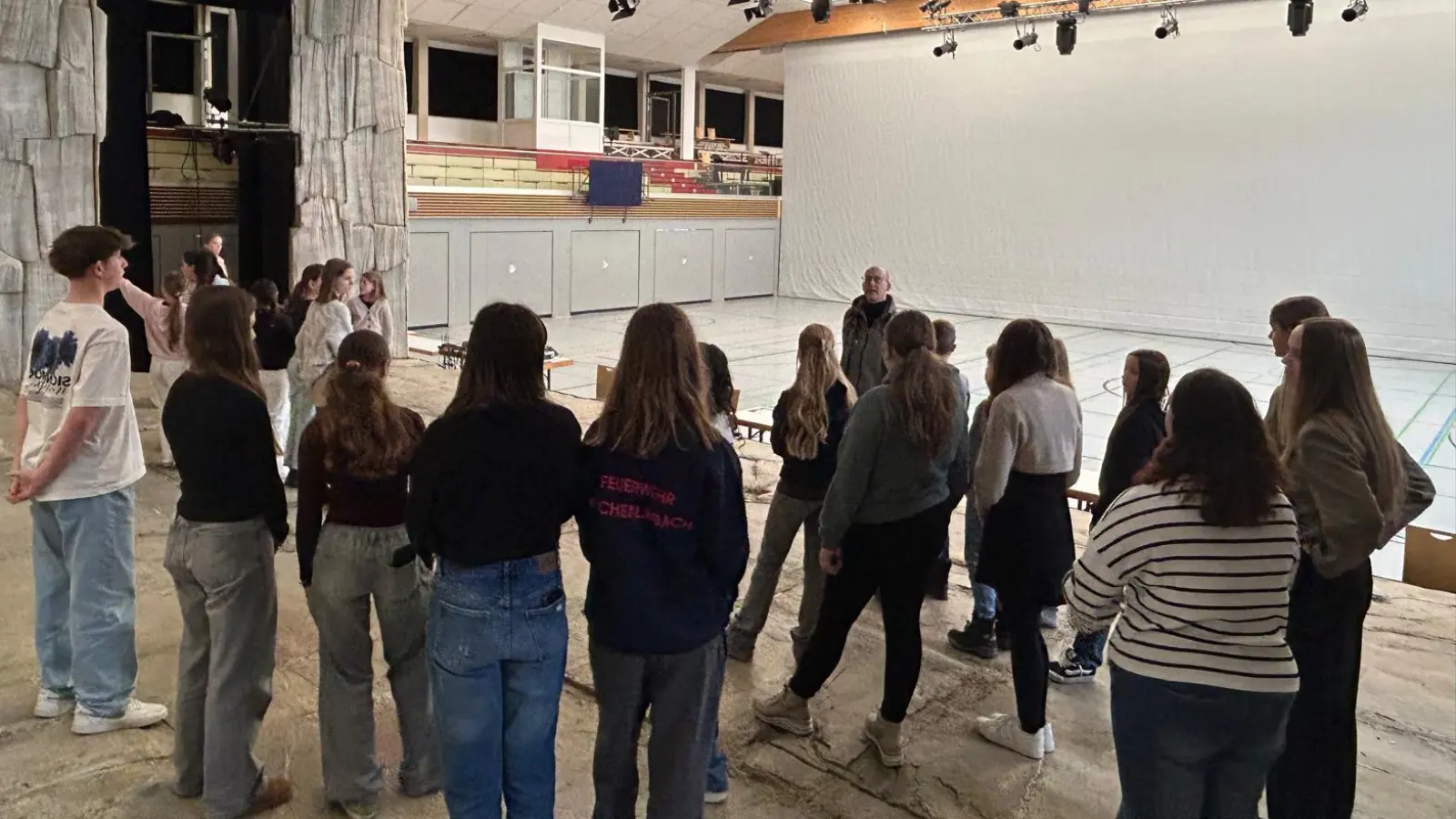 Die Schülerinnen und Schüler der Kemnather Realschule beim Theaterworkshop auf der großen Passionsbühne. (Bild: Juliane Kraus)