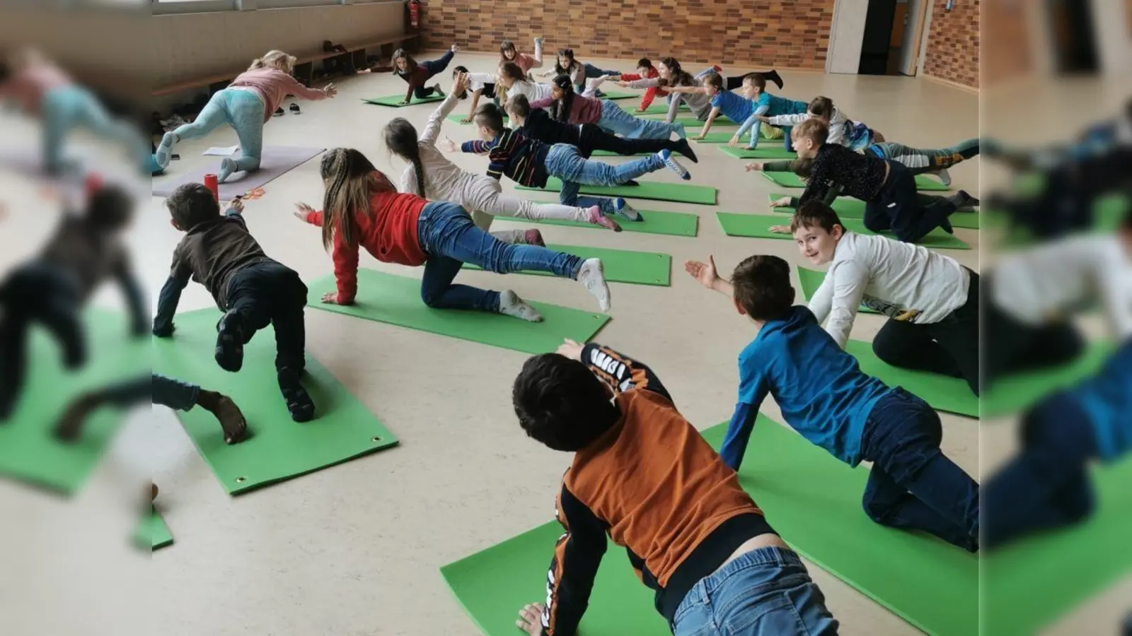 Yoga in der Grundschule Wernberg-Köblitz  (Bild: Christine Losch)