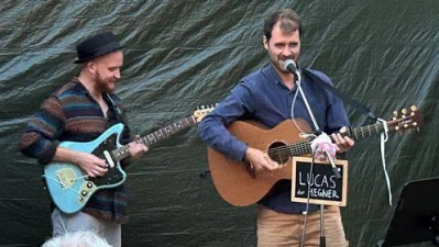 Zahlreiche Gäste genossen die Songs und Lieder beim kleinen Sommer-Open-Air des SPD-Ortsvereins-Hirschau im lauschigen Innenhof des Steingutmuseums. Im Bild links „Lucas der Hegner“, rechts Maximilian Högl beim abschließenden gemeinsamen Auftritt. (Bild: Günther Amann)