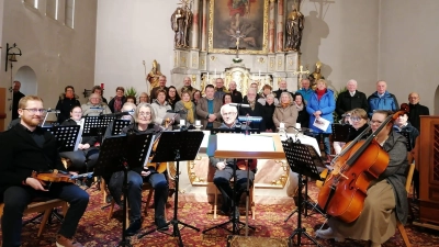 Die Chöre beim Festgottesdienst. (Bild: Bernadette Oppl)