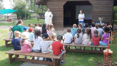 Pfarrer Daniel Fenk feierte zusammen mit den Kindern und Personal eine kleine Abschlussandacht für das vergangene Kindergartenjahr.  (Bild: Doris Mayer)