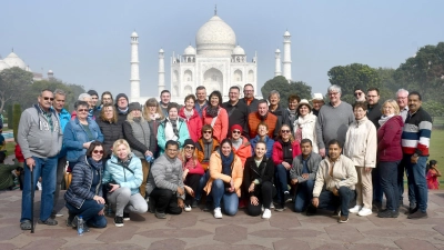 Die Reisegruppe vor dem weltberühmten Taj Mahal mit Organisator Pater Prince (vorne kniend, Zweiter von rechts) (Bild: bk)