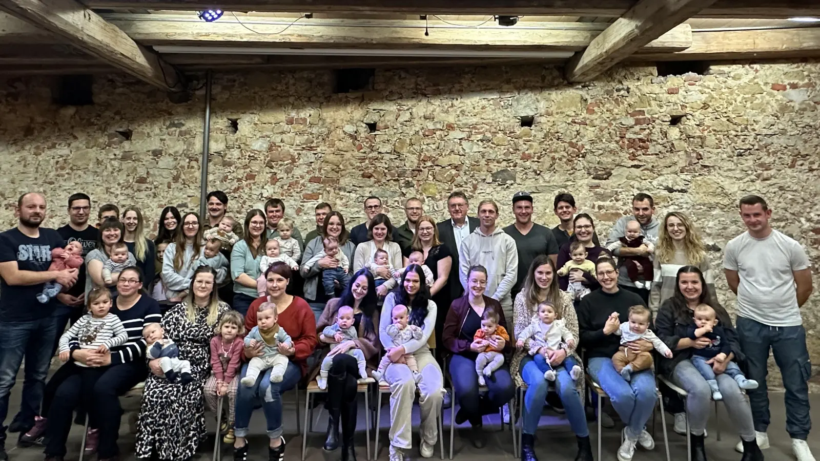 Zum Gruppenfoto stellten sich die vielen Neugeborenen, Geschwisterkinder und ihre Eltern zusammen mit Bürgermeister Hans-Martin Schertl auf. (Bild: Stefanie Gradl)