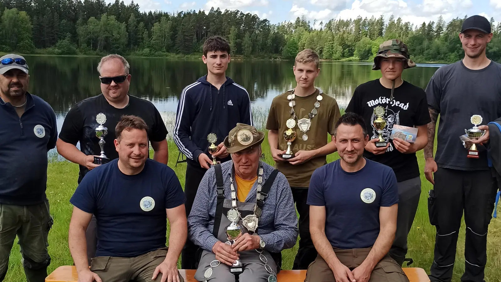 Die Sieger des Königsfischens und die Gratulanten: (sitzend, von links): Markus Zepner, Fischerkönig Hermann Schmidkonz, Zweiter Vorsitzender Andy Bäuml, (hinten, von links) Jugendleiter Herbert Walenta, Claus Lindner, Johannes Schwientek, Jugendfischerkönig Florian Lindner, Samuel Haidl und Patrick Zeus. (Bild: Fischereiverein Stiftland/exb)