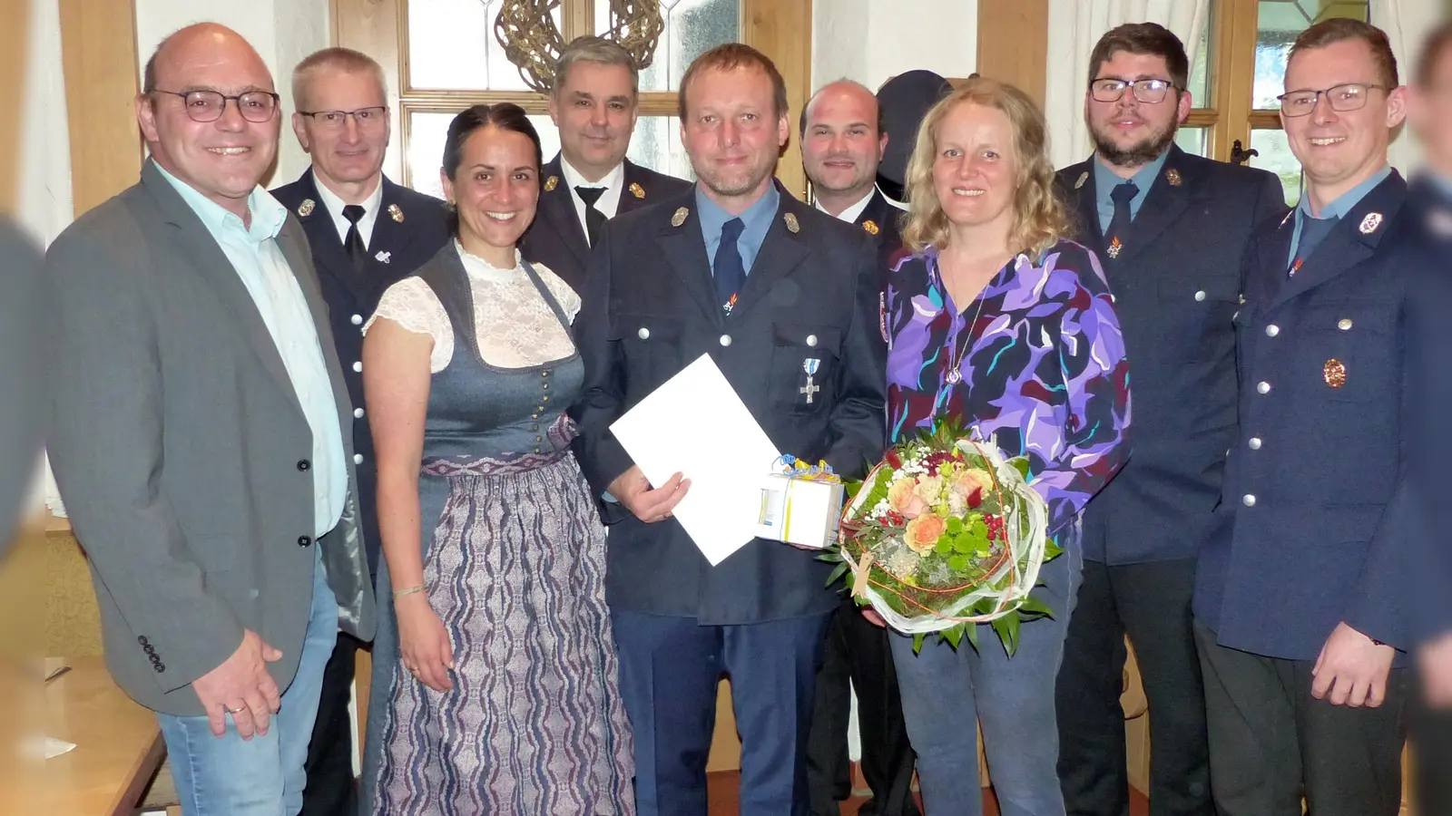 Andreas Walberer nimmt Glückwünsche von (von links) Johannes Schmid. Reiner Kopp, Tanja Renner, Wolfgang Schwarz, Marco Saller, Sabrina Walberer, Benjamin Schmid und Stefan Thaller entgegen.<br> (Bild: lgc)