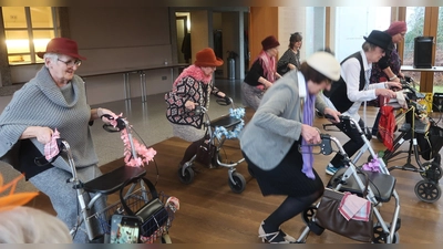 Die Seniorenteam-Gruppe „Rolling Old Bones“ bereichert den Nachmittag im Pfarrsaal mit einem originellen Rollator-Tanz. (Bild: rha)