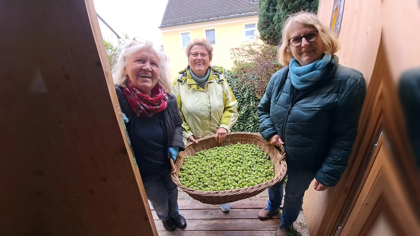 Die Hopfenernterinnen vom Taubnschusterhaus bringen den frischen Hopfen ins Brauhaus.  (Bild: Heino Dallmann)