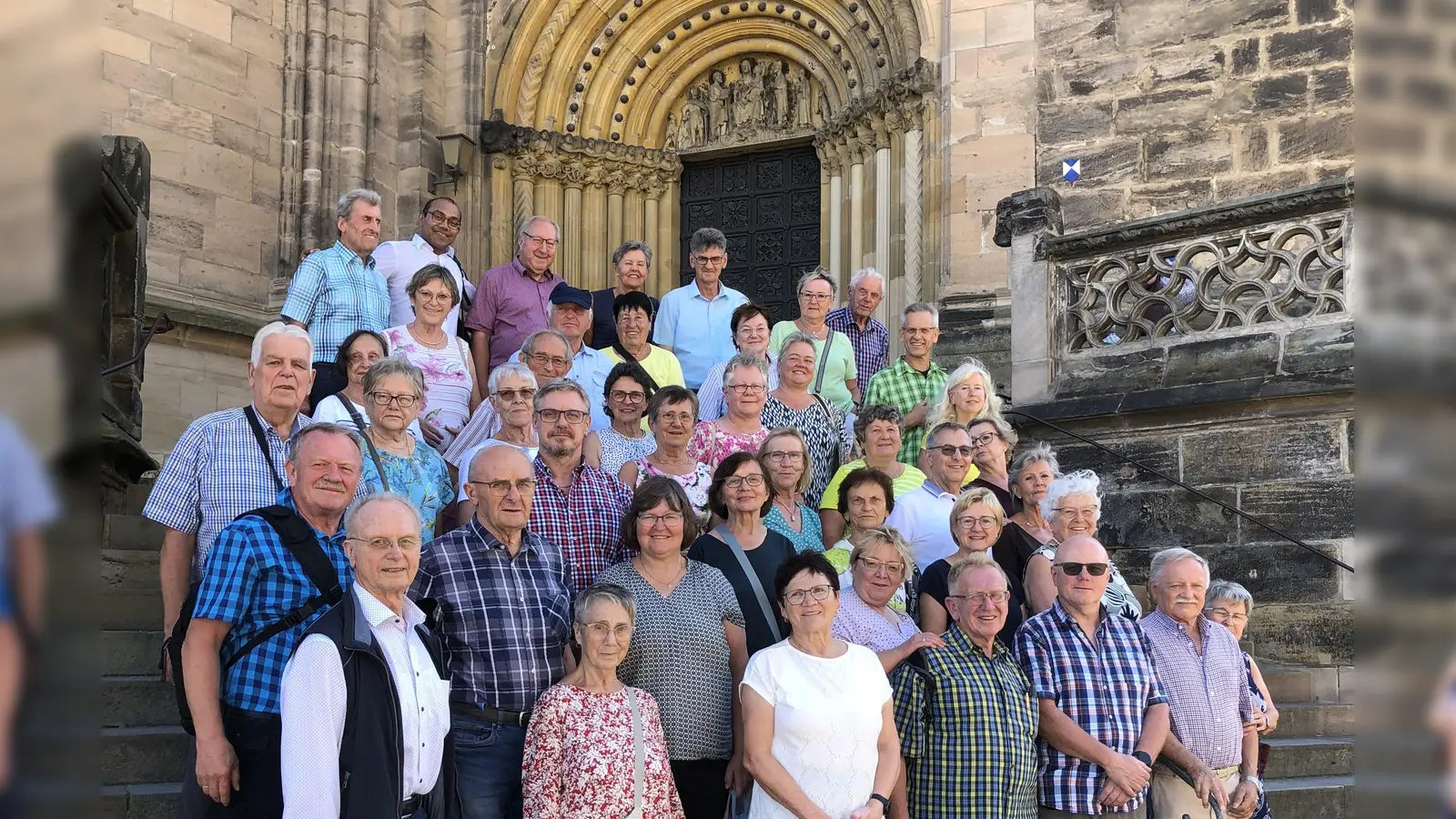 Die Reisegruppe der Pfarreiengemeinschaft Vilseck – Schlicht – Sorghof vor dem Bamberger Dom; 2.Reihe links Organisator Werner Prechtl, hinten 2. v. li. Pater Jimmy Joseph.  (Bild: Christian Trummer)