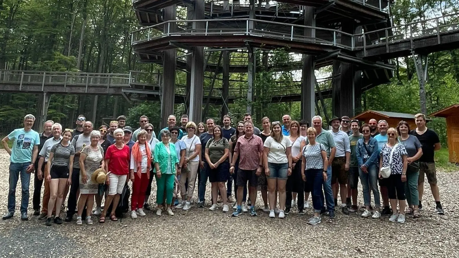 Gruppenfoto am Baumwipfelpfad Steigerwald. (Bild: Carolin Merkl )