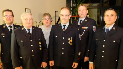 Fülr 60 und 40 Jahre im Dienst der Allgemeinheit ehrte die Eschenbacher Wehr Johann Rupprecht (2.v.li.) und Roland Hermann (4.v.li.). Es gratulierten Vorsitzender Korbinian Dunzer (li), Stadtverbandsvorsitzender Michael König (3.v.li.), Kommandant Christian Götz (5.v.li.) und Bürgermeister Marcus Gradl (re). (Bild: Robert Dotzauer)