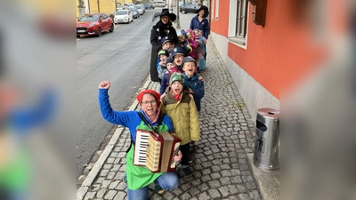 Mit „Hellau” zogen die Kinderhauskinder über den Marktplatz  (Bild: Ursula Zimmermann)