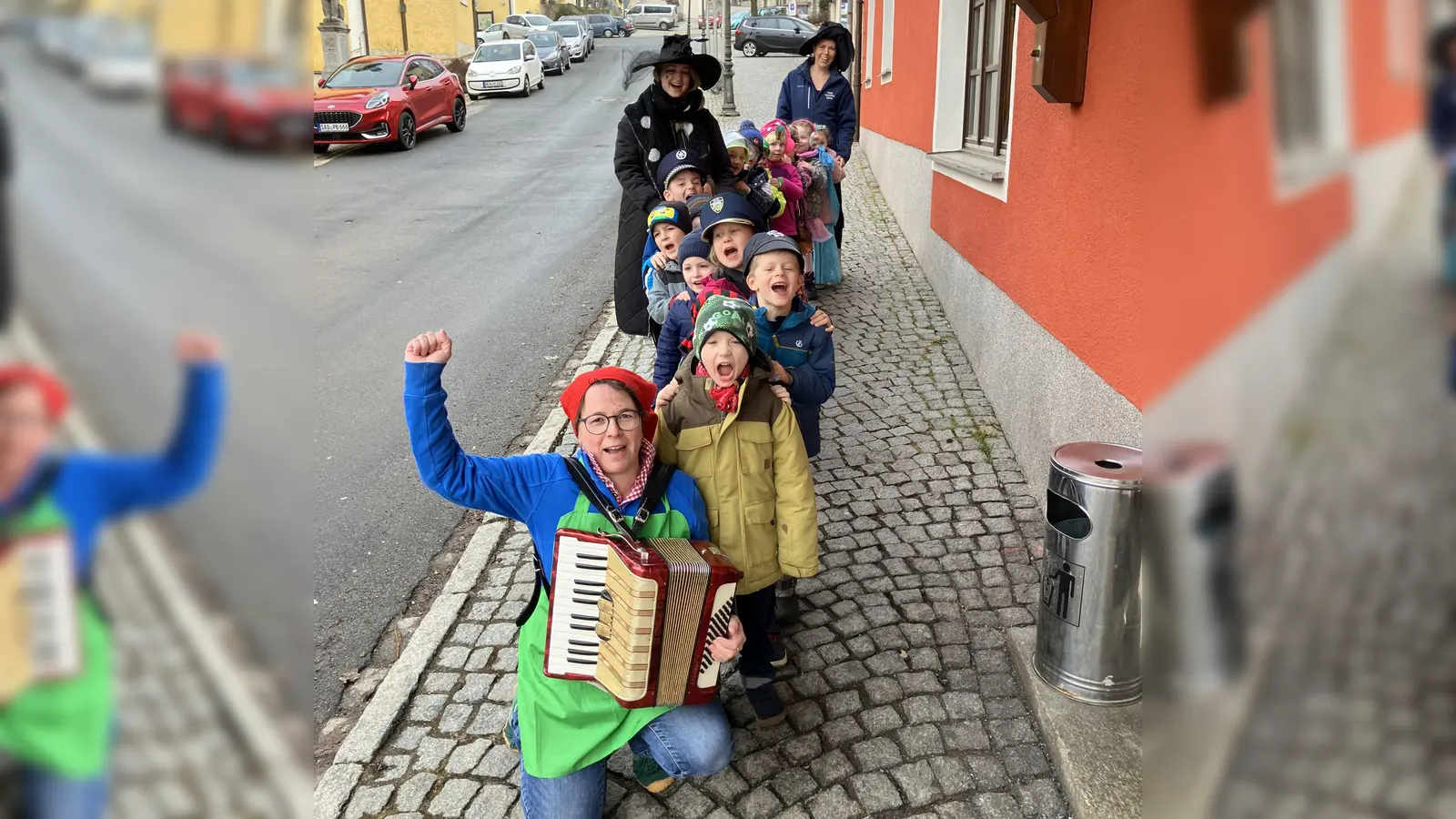 Mit „Hellau” zogen die Kinderhauskinder über den Marktplatz  (Bild: Ursula Zimmermann)