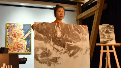 Die sympathische Jiaying Wu zeigte bei der Vorstellung des Projekts „Mobiles Atelier” im Kunsthaus einige ihrer Werke auf dünnem Reispapier, die sie zur Demonstration ihrer Schaffenskraft mit aus ihrem Wohnort Berlin mitgebracht hat. In Waldsassen werden neue Werke entstehen.  (Bild: Ulla Britta Baumer)