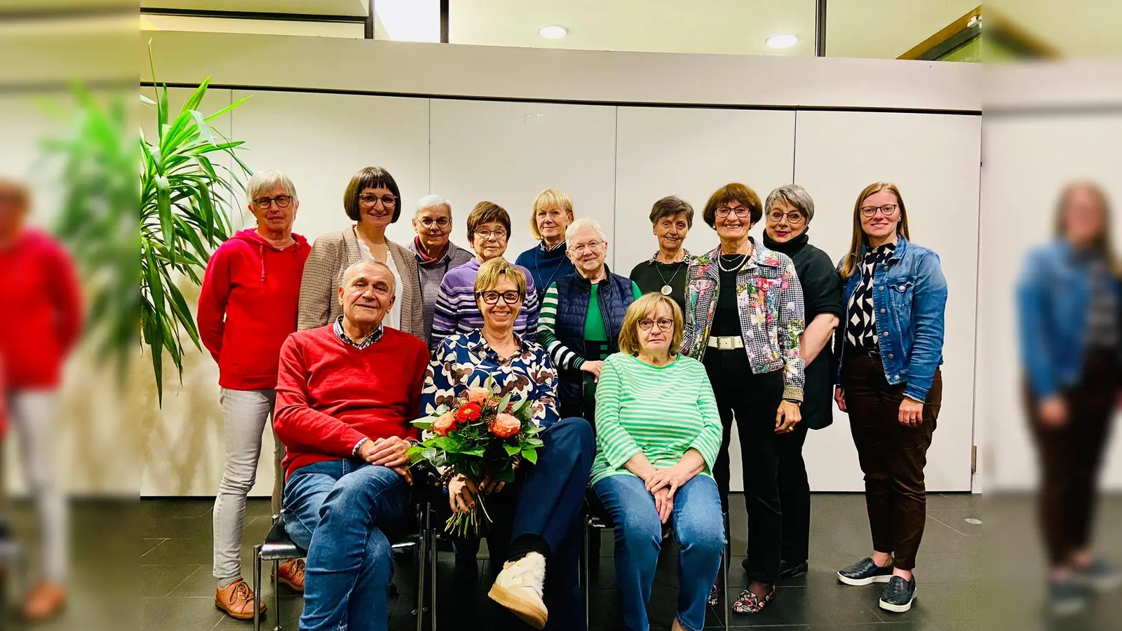 Foto von links nach rechts, vorne Alt-OB Kurt Seggewiß, Sabine Zeidler, Sonja Schreglmann, hinten: Inge Schnupfhagen, Enikö Nagy, Carola Idzinsky, Ulla Albert,Maria Seggewß, Lore Leitmeier, Gunda Zupfer, Waltraud Koller-Girke, Astrid Wieland und Nicole Bäumler. (Bild: Herbert Schmid)