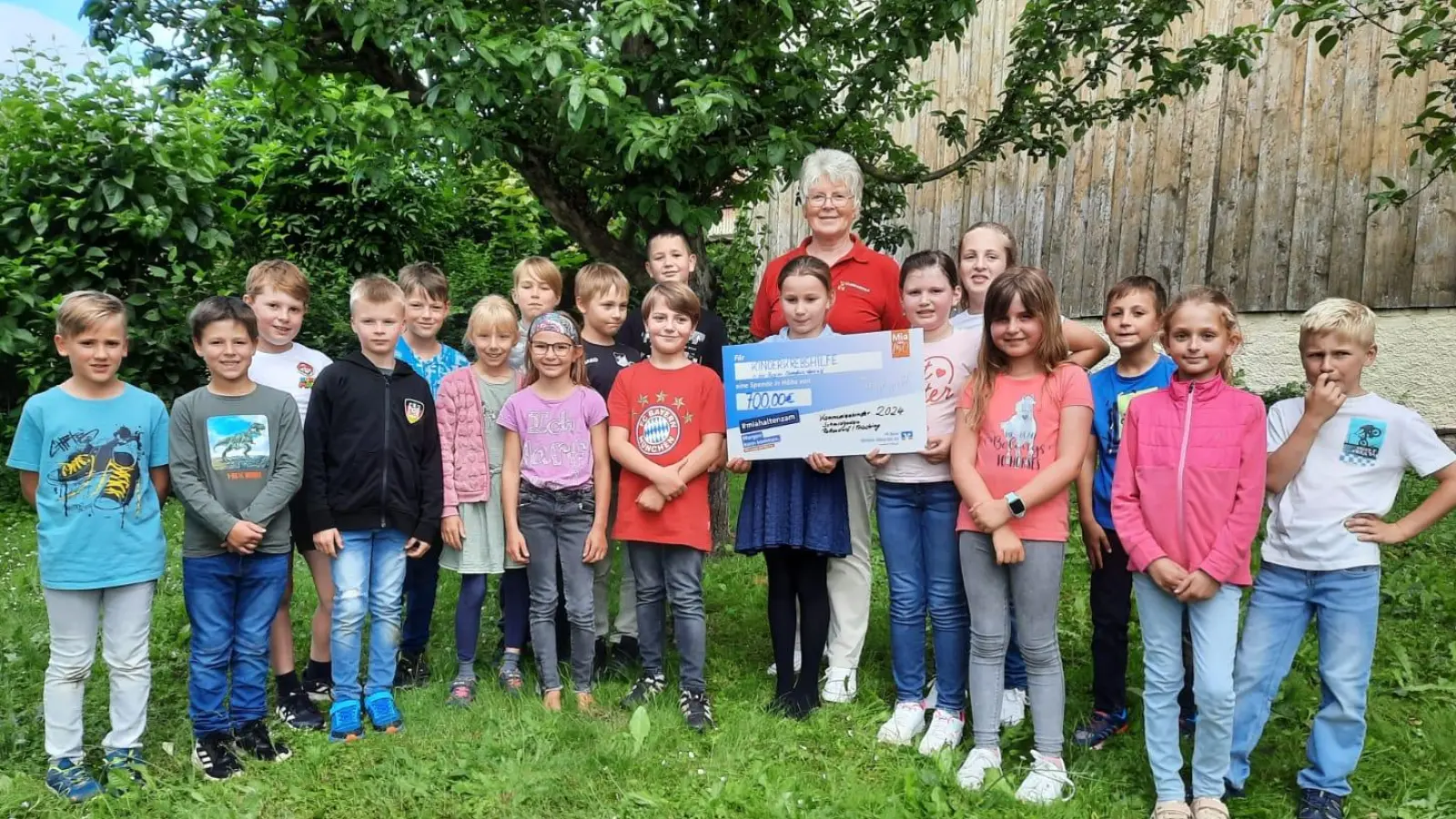 Im Bild: Die Kommunionkinder übergeben an 3. Vorsitzende Gunda Hagn (hinten Mitte) ihre Spende für die Kinderkrebshilfe Oberpfalz Nord e. V. (Bild: Lydia Schimmer)