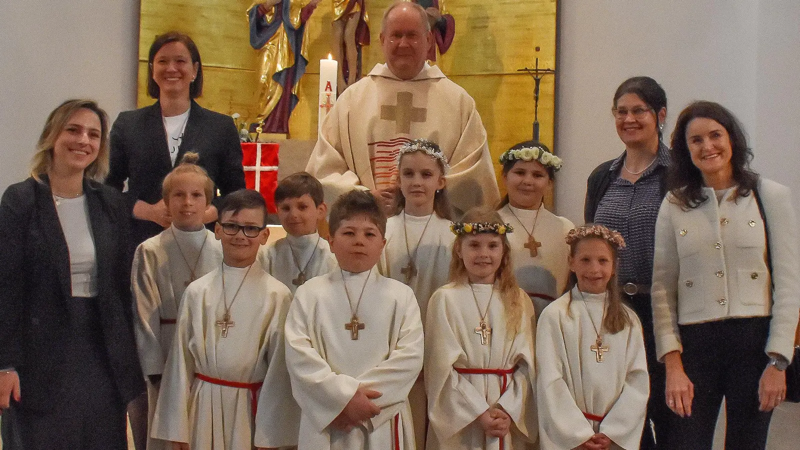 Acht Buben und Mädchen feierte in der Pfarrei St. Pankratius Falkenberg ihre Erstkommunion. Mit auf dem Foto (von links) die Lehrerinnen Anna-Lena Grant-Lewis und Dr. Elisabeth Hammer-Butzkamm, Pfarrer Markus Nees sowie Schulleiterin Inge Dick und Lehrerin Anita Kleeberger.  (Bild: Jennifer Hankl/exb)