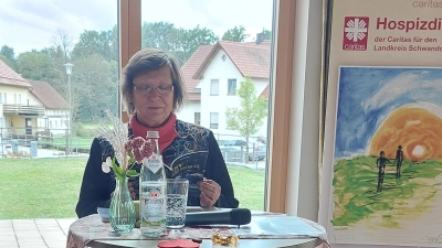 Dorothea Gebauer bei der Vorstellung ihrer beiden Bücher. (Bild: Sonja Dirscherl)