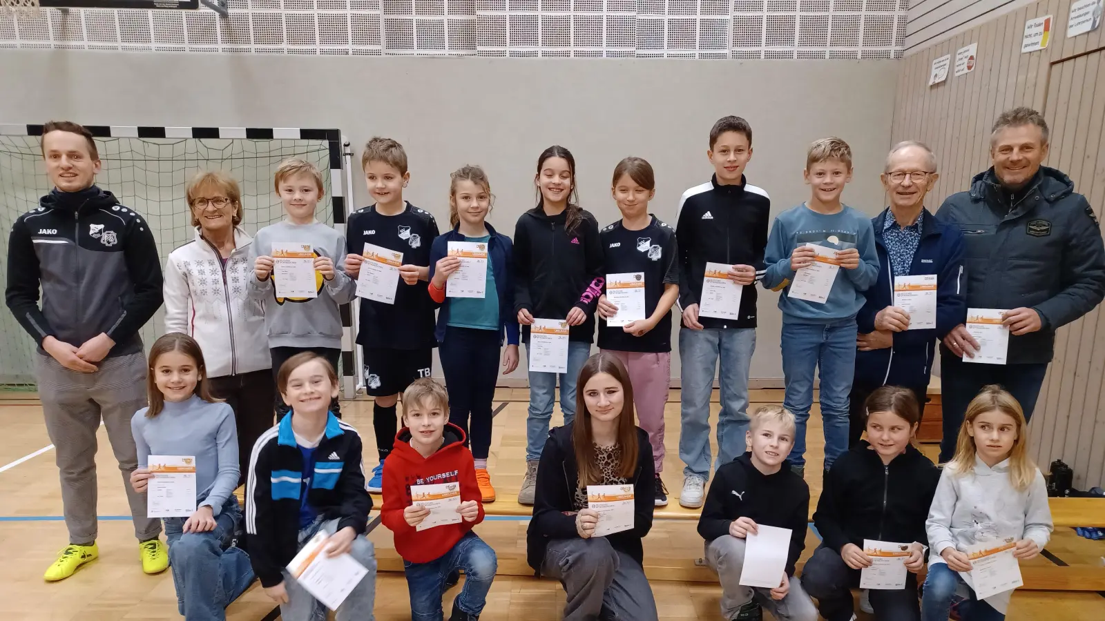 Bild von li. stehend FC-Vors. Martin J. Bauer, Marianne Schimmer, 10. von li. Karl Schimmer, sowie die teilnehmenden Sportler/innen.  (Bild: Josef Schimmer)