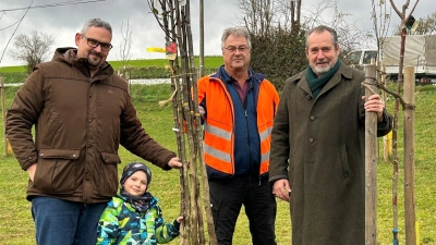 Initiator Christopher Schmal (links) präsentierte Nabburgs 1. Bürgermeister Frank Zeitler und Bauhofleiter Rudi Scharf seine Streuobstwiese. (Bild: Marko Pammer)