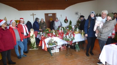 Vor und im Pavillon herrscht beim Adventsbasar reger Betrieb (Bild: Siegfried Bock)