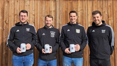 Der TSV Konnersreuth zeichnete langjährige Spieler aus. Von links: Christopher Rüth, Markus Hümmer, Tobias Wenisch, 2. Vorsitzender Florian Neumann. (Bild: TSV Konnersreuth)