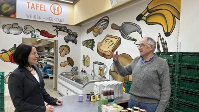 Gerhard Landgraf zeigt Carmen Schneller, Präsidentin des Rotary-Clubs Weiden Max-Reger, die Abläufe bei der Tafel. Der Club spendet 1500 Euro aus dem Erlös des Adventskonzerts (Bild: Viola Reichl)