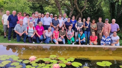  Gartenfreunde im Staudengarten der Lehr- und Versuchsgärten der Hochschule Weihenstephan -Triesdorf. (Bild: Brigitte Klinger)