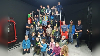 Die Kinderfeuerwehr beim Besuch der Atemschutzstrecke des Landkreises Neustadt/WN in Neuhaus  (Bild: Tobias Plößner)