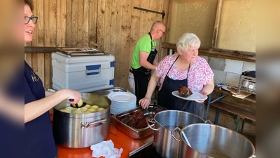 Wildschweinbraten und knusprige Schweinshaxen der Klassiker beim Stodlfest des CSU Ortsverbandes Störnstein  (Bild: Regina Reinl)