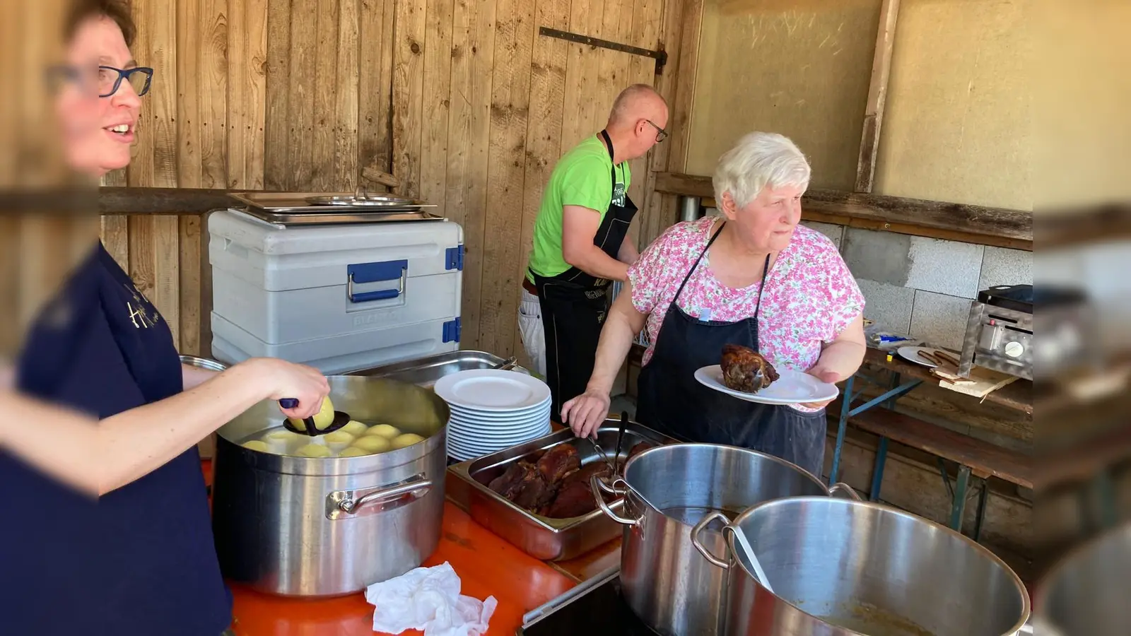 Wildschweinbraten und knusprige Schweinshaxen der Klassiker beim Stodlfest des CSU Ortsverbandes Störnstein  (Bild: Regina Reinl)