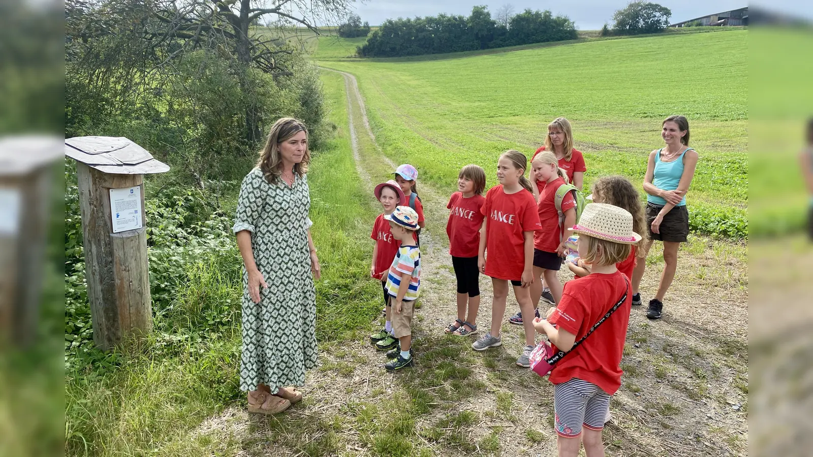 Märchenführerin Manuela Nübler begleitete die Kinder auf dem Märchenweg in Hainstetten.  (Bild: Ina Piehler)