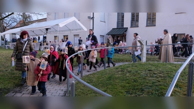 Ein langer Lichterzug bewegt von vom Kindergarten zur Kirche. (Bild: le)