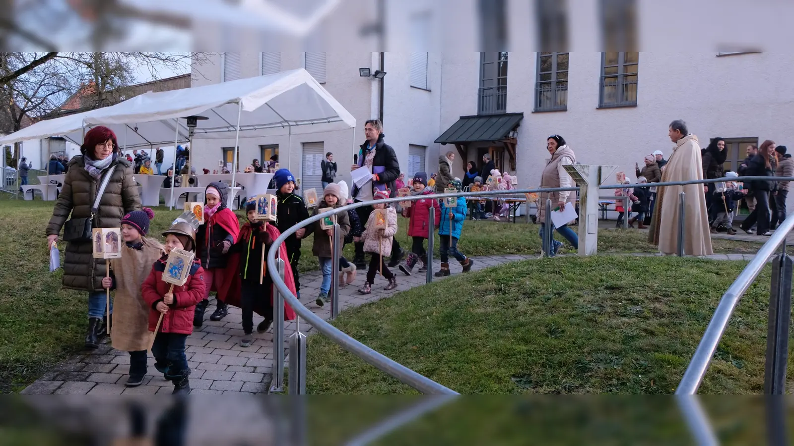 Ein langer Lichterzug bewegt von vom Kindergarten zur Kirche. (Bild: le)