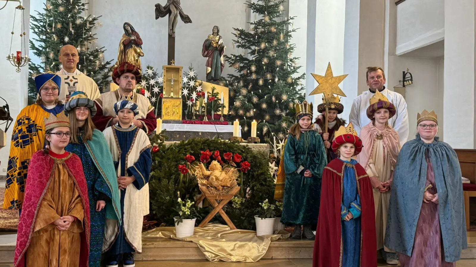 Einige der Schwarzenfelder Sternsinger mit Pfarrer Thomas Hösl (links hinten) und Gemeinderefernt Markus Seefeld (hinten rechts). (Bild: Elisabeth Seefeld)