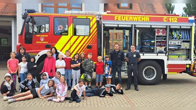 Grundschüler bestaunen den Fuhrpark der Kirchenthumbacher Feuerwehr! (Bild: Evelyn Schreg)