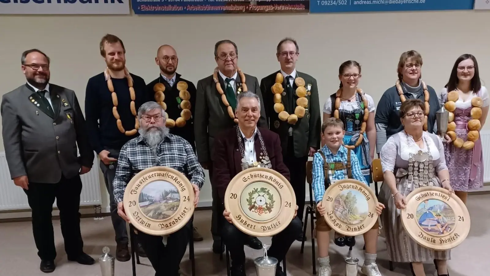 Vorne von links nach rechts: Faustfeuerwaffenkönig Ortwin Paradeiser, Schützenkönig Hubert Putzer, Jugendkönig Jakob Pinzer und Schützenliesl Paula Hönick. Hintere Reihe von links nach rechts: 1. Vorstand Andreas Michl, Andreas Meyer, Pierre Haider, Einhard Englmann, Adrian Haider, Sophie Englmann, Kerstin Haider und Veronica Hecht. (Bild: Josef Maschauer)