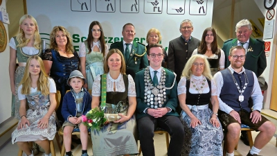 Schützenmeister Wolfgang Schlicht (hinten, Vierter von links) beglückwünschte die neuen Könige des Schützenvereins Frauenreuth, (sitzend von links) Jugendkönigin Sophie Paukner, Kinderkönig Finn Dietz, Schützenliesl Erika Heider, Schützenkönig Adrian Käß, Seniorenkönigin Zita Schuster und Luftpistolenkönig Carsten Schlicht. Mit im Bild die Ritter (hinten). (Bild: Bernhard Schultes)