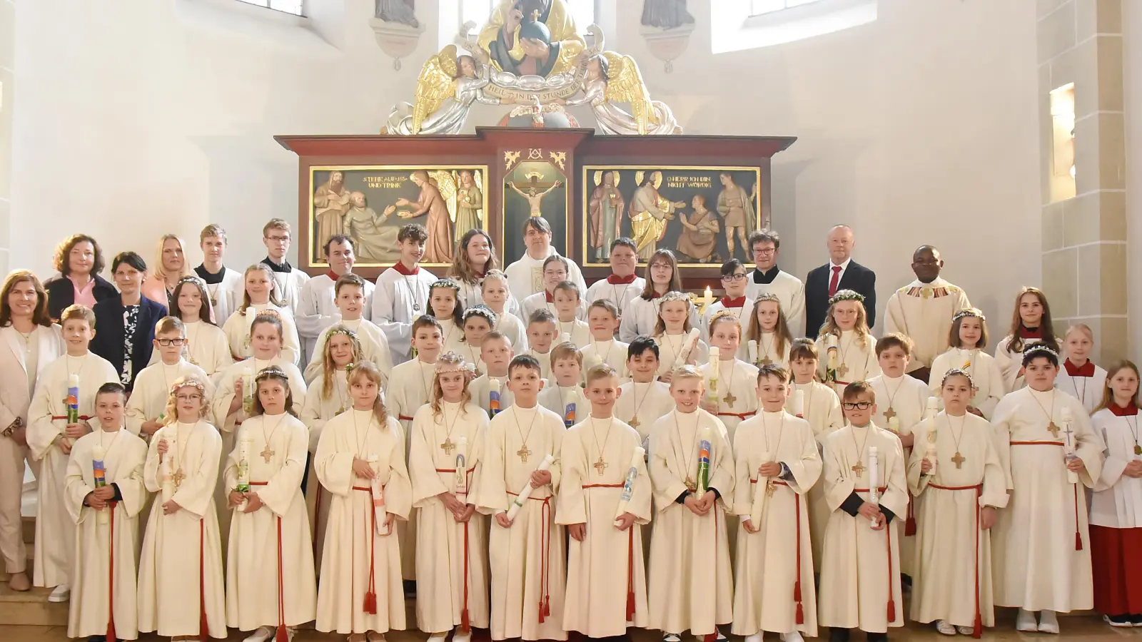 Bei schönstem Frühlingswetter wurde in Mitterteich Erstkommunion gefeiert. Die Mädchen und Buben der dritten Klassen stellten sich zusammen mit den Seelsorgern, Lehrkräften und weiteren Verantwortlichen vorm Hochaltar in der Pfarrkirche zum Erinnerungsbild.  (Bild: Angelika Kempf/exb)