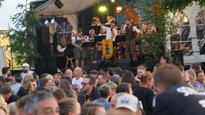 Für Stimmung beim Johannisfeuer der KLJB Störnstein sorgt die „Pirker Blechmusi“. Ausgelassen tanzen viele Besucher. (Bild: Claudia Moser/Weiden24/exb)